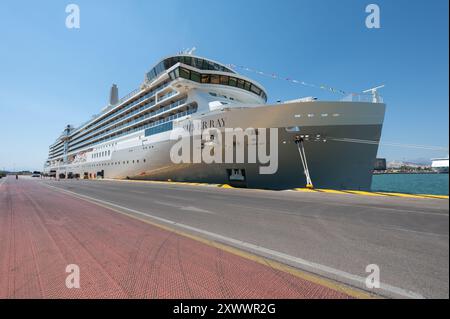 Pirée, Grèce - 19 juillet 2024 : le plus récent navire de croisière Silver Ray de Silversea dans le port du Pirée en Grèce. Jour d'embarquement. Banque D'Images