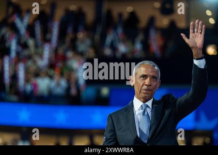 Chicago, États-Unis d'Amérique. 20 août 2024. L’ancien président américain Barack Obama sort de la scène après avoir prononcé un discours à la Convention nationale démocrate 2024 à Chicago, Illinois, États-Unis, au United Center le mardi 20 août 2024. Crédit : Annabelle Gordon/CNP/Sipa USA crédit : Sipa USA/Alamy Live News Banque D'Images