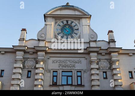 Une horloge tour avec des signes du zodiaque et une inscription sur le bâtiment dans le 'marché de Kuznechny' russe Banque D'Images