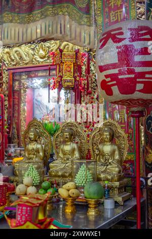 Trikaya au sanctuaire du Dieu du tigre (San Chaopho Suea ou Sao Chingcha) sanctuaire chinois de joss, Bangkok, Thaïlande Banque D'Images