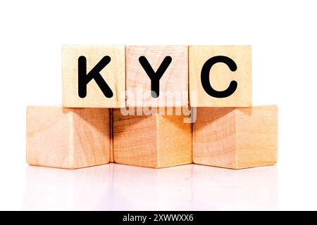 Acronyme commercial KYC Know Your Customer. KYC sur cubes en bois sur fond blanc. Banque D'Images