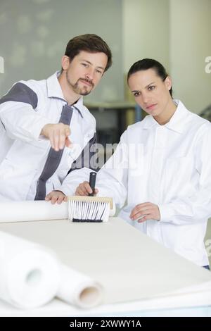 homme et femme debout avec des outils Banque D'Images