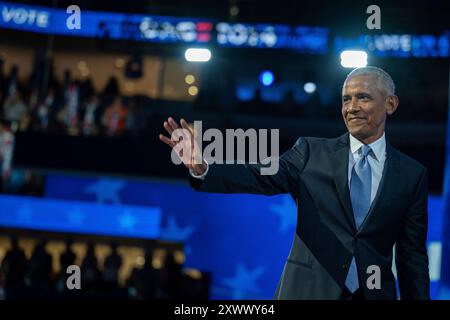 L’ancien président américain Barack Obama sort de la scène après avoir prononcé un discours à la Convention nationale démocrate 2024 à Chicago, Illinois, États-Unis, au United Center le mardi 20 août 2024. Crédit : Annabelle Gordon/CNP Banque D'Images