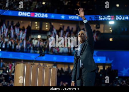 L’ancien président américain Barack Obama sort de la scène après avoir prononcé un discours à la Convention nationale démocrate 2024 à Chicago, Illinois, États-Unis, au United Center le mardi 20 août 2024. Crédit : Annabelle Gordon/CNP Banque D'Images