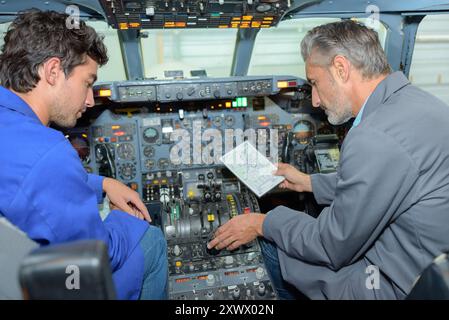 gros plan de l'apprenti technicien de poste de pilotage Banque D'Images