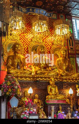 Trikaya au Bouddha Wat Dibayavari Vihara (Kham Low Yi ou Temple Green Dragon Temple Holy Water), temple chinois vietnamien, Bangkok, Thaïlande Banque D'Images