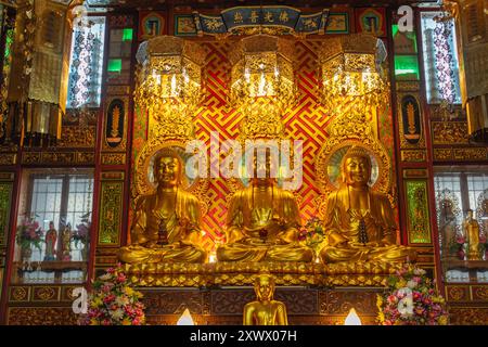 Trikaya au Bouddha Wat Dibayavari Vihara (Kham Low Yi ou Temple Green Dragon Temple Holy Water), temple chinois vietnamien, Bangkok, Thaïlande Banque D'Images