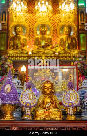 Trikaya au Bouddha Wat Dibayavari Vihara (Kham Low Yi ou Temple Green Dragon Temple Holy Water), temple chinois vietnamien, Bangkok, Thaïlande Banque D'Images