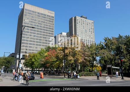 Canada, Québec, Montréal : vue des immeubles de la rue Saint-Hubert donnant sur la place emilie-Gamelin dans le quartier Latin Banque D'Images