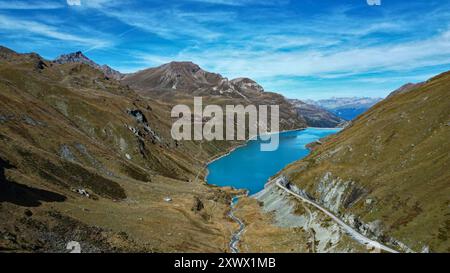 Suisse, canton du Valais : vue aérienne du lac et du barrage de Moiry, barrage voûté au fond de la vallée du Val d'Anniviers Banque D'Images