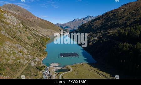 Swizerland : vue sur le réservoir « lac des Toules » du barrage des Toules sur l’ascension du col du Grand Saint Bernard, vallée de l’Entremont, canton de Banque D'Images