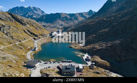 Suisse, canton du Valais : paysage le long de la route menant au col du Grand St Bernard. Le Grand Hospice St Bernard et le lac Banque D'Images