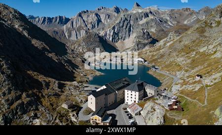Suisse, canton du Valais : paysage le long de la route menant au col du Grand St Bernard. Le Grand Hospice St Bernard et le lac Banque D'Images