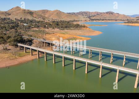 Vue aérienne de ponts jumeaux au-dessus d'un réservoir entouré de collines à Bonnie Doon dans le Victoria, Australie Banque D'Images