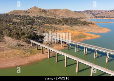 Vue aérienne de ponts jumeaux au-dessus d'un réservoir entouré de collines à Bonnie Doon dans le Victoria, Australie Banque D'Images