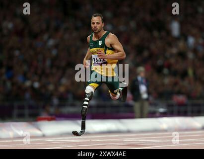 Photo de dossier datée du 01-09-2012 de South Afirca Oscar Pistorius court à un nouveau record de mot dans le 200 masculin - T44 Heat. Considéré comme un véritable pionnier, le double amputé sud-africain connu sous le nom de « The Blade Runner » a remporté six titres paralympiques et a participé au 400 m aux Jeux olympiques de Londres. Date d'émission : mercredi 21 août 2024. Banque D'Images