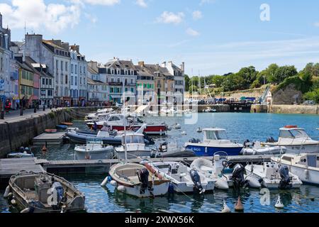 Île de belle-Ile-en-mer (au large des côtes de Bretagne, nord-ouest de la France) : port du Palais avec des bâtiments le long du front de mer Banque D'Images