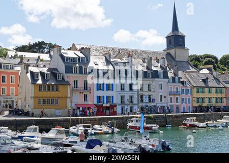 Île de belle-Ile-en-mer (au large des côtes de Bretagne, nord-ouest de la France) : port du Palais avec des bâtiments le long du front de mer Banque D'Images