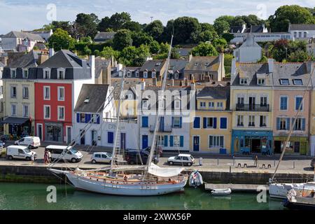 Île de belle-Ile-en-mer (au large des côtes de Bretagne, nord-ouest de la France) : port du Palais avec des bâtiments le long du front de mer Banque D'Images