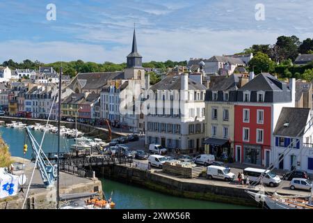 Île de belle-Ile-en-mer (au large des côtes de Bretagne, nord-ouest de la France) : port du Palais avec des bâtiments le long du front de mer Banque D'Images