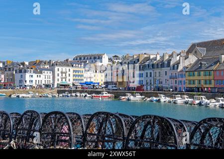 Île de belle-Ile-en-mer (au large des côtes de Bretagne, nord-ouest de la France) : port du Palais avec des bâtiments le long du front de mer Banque D'Images