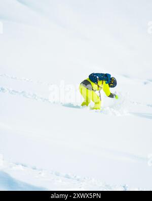 Gros plan les snowboarders se bloquent sur la descente libre dans la station de ski le jour de poudreuse fraîche de l'hiver en plein air Banque D'Images