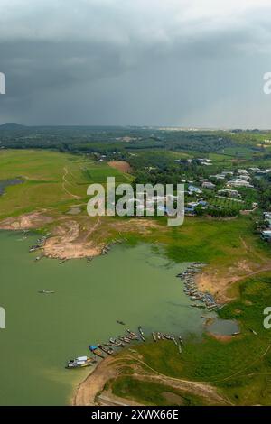 16 avril 2023: Vue panoramique du quai de Nom dans la commune de Phu Cuong, district de Dinh Quan, province de Dong Nai au coucher du soleil Banque D'Images