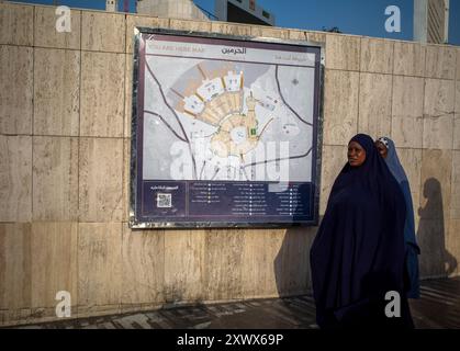 La Mecque, Arabie Saoudite - 5 juin 2024 : une femme pèlerine du Hajj et de l'Oumrah d'Afrique marchant près de Masjidil Haram, Grande Mosquée de la Mecque, Arabie Saoudite. Hajj Banque D'Images