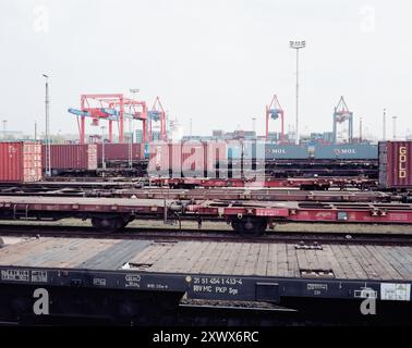 Vue sur un terminal à conteneurs très fréquenté à Hambourg, avec divers conteneurs de fret et grues. Représente le commerce animé, la mondialisation et la logistique. Métaphore parfaite du progrès industriel et de la connectivité économique. Banque D'Images