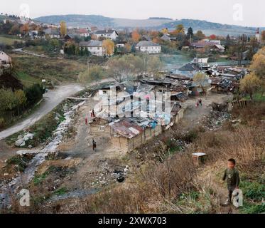 Photographie aérienne d'un bidonville rom à Hermanovce près de Prešov, Slovaquie. Montre des maisons de fortune construites avec des déchets, soulignant la pauvreté, le manque d'infrastructures et l'exclusion sociale à laquelle la communauté rom est confrontée. 2006 Banque D'Images