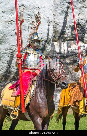 Ogrodzieniec, Pologne - 25 juin 2022 : les gens regardent la légion de hussards dans le château d'Ogrodzieniec. Banque D'Images