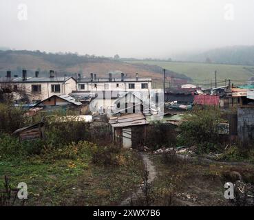 Cette image montre une colonie rom à Svinia près de Presov, en Slovaquie. Les maisons sont fabriquées à partir d'argile et de déchets, dépourvues d'équipements essentiels tels que l'eau, les eaux usées et l'élimination des déchets. Cette scène représente métaphoriquement l'isolement social et les difficultés économiques auxquelles fait face la communauté. 2006 Banque D'Images