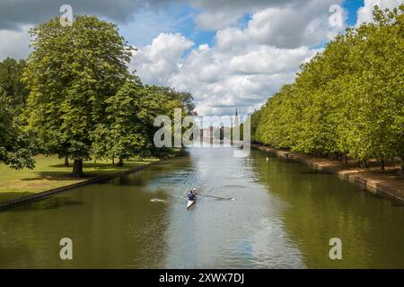 Bedford, Angleterre - 8 juillet 2024 : deux rameurs s'entraînent dans une double échassine sur la rivière Great Ouse dans la ville de Bedford à Bedfordhire, Angleterre Banque D'Images