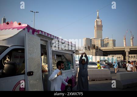 La Mecque, Arabie Saoudite - 5 juin 2024 : vendeurs de crème glacée au terminal de bus Shib Amir, près de la mosquée Al Haram, la Mecque, Makkah, Arabie Saoudite. Banque D'Images