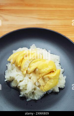 Assiette de délicieux riz collant thaïlandais avec durian et lait de noix de coco appelé Kao Niaow Turian Banque D'Images