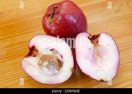 Pommes malaises fraîches mûres ou Chompu Mameaw en Thaïlande isolées sur fond de bois Banque D'Images