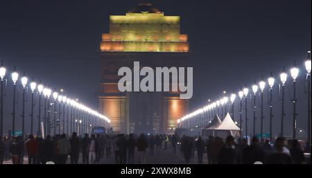 New Delhi, Inde. Les gens marchant près de la porte de l'Inde ou du mémorial de guerre de l'Inde dans la nuit du soir. Statue de Subhas Chandra Bose ou Statue Netajis Banque D'Images