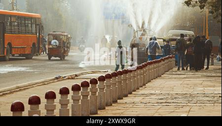 New Delhi, Delhi, Inde. Camion de pompier pulvérisant de l'eau sur les rues de Delhi en raison d'une urgence de pollution. Le gouvernement prévoit de pulvériser de l'eau dans la ville Banque D'Images