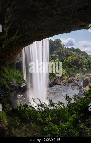 Scène de cascade K50 dans la province de Kon Tum, Vietnam Banque D'Images