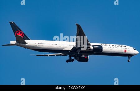 Le Boeing 777-333(er) C-FIUV d'Air Canada survole Windsor Great Park avant d'atterrir à l'aéroport d'Heathrow, le 07/08/2024. Crédit JTW Aviation images / Alamy Banque D'Images