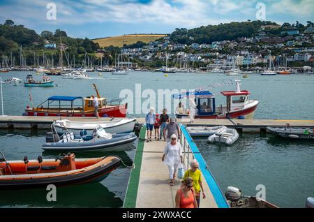 Les passagers débarquent sur une jetée du ferry de Dittisham à Dartmouth, Devon, Angleterre, Royaume-Uni. Banque D'Images