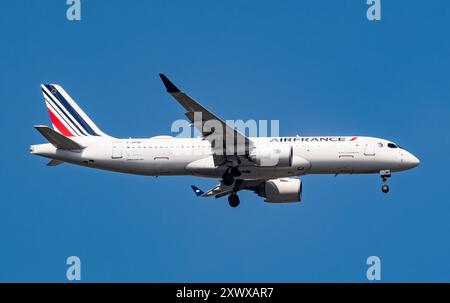 Air France Airbus A220-300 F-HPNF survole Windsor Great Park avant d'atterrir à l'aéroport d'Heathrow, le 07/08/2024. Crédit JTW Aviation images / Alamy. Banque D'Images