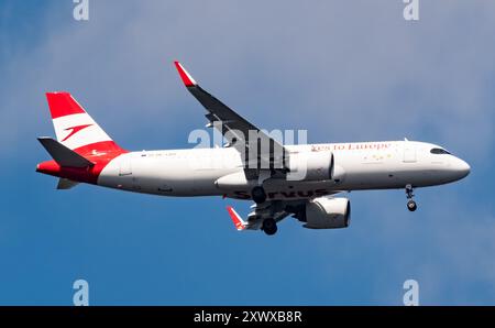 Austrian Airlines Airbus A320-271N OELZO survole Windsor Great Park avant d'atterrir à l'aéroport d'Heathrow, le 07/08/2024. Créditez JTW Aviation images. Banque D'Images