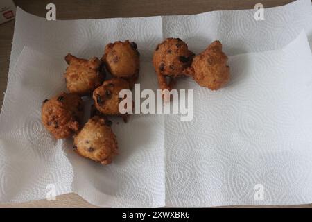 Boulettes de beignets frites (Oliebollen) cuites la veille du nouvel an comme mangeant aux pays-Bas Banque D'Images