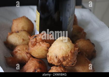 Boulettes de beignets frites (Oliebollen) cuites la veille du nouvel an comme mangeant aux pays-Bas Banque D'Images