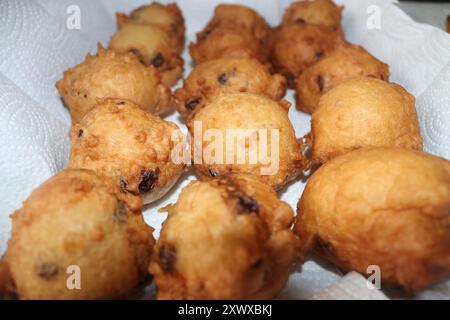 Boulettes de beignets frites (Oliebollen) cuites la veille du nouvel an comme mangeant aux pays-Bas Banque D'Images