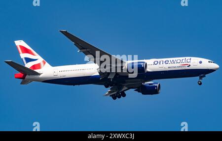 Le Boeing 777-236(er) G-YMMT de British Airways survole Windsor Great Park avant d'atterrir à l'aéroport d'Heathrow, le 07/08/2024. Créditez JTW Aviation images. Banque D'Images