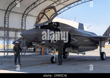 Les Marines américains avec le Marine Fighter Attack Squadron (VMFA) 225, 15th Marine Expeditionary Unit (MEU) mènent des opérations post-vol à Marine corps Air S. Banque D'Images