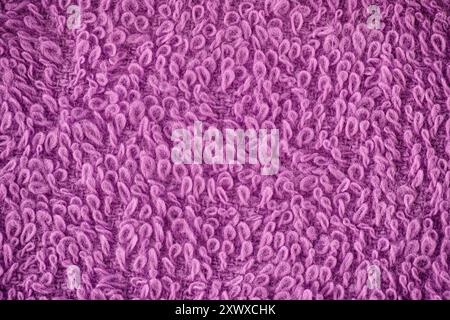 Un fond de texture de serviette de nettoyage en microfibre violet. Gros plan. Banque D'Images