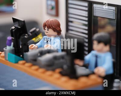 Tambov, Fédération de Russie - 10 août 2024 figurines d'homme d'affaires Lego travaillant dans un bureau. Banque D'Images